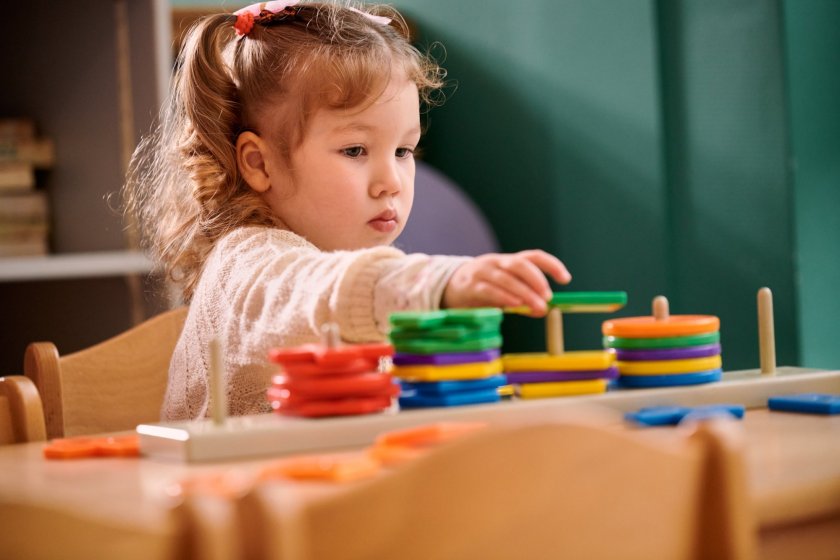 Peuter speelt een spelletje.